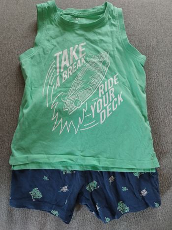 Pyjama enfant bleu et vert.