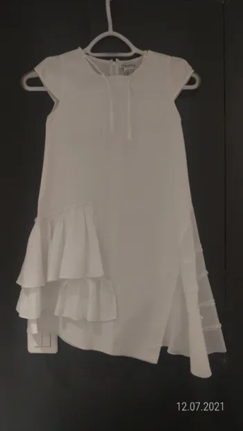 Robe blanche type cérémonie avec volants
