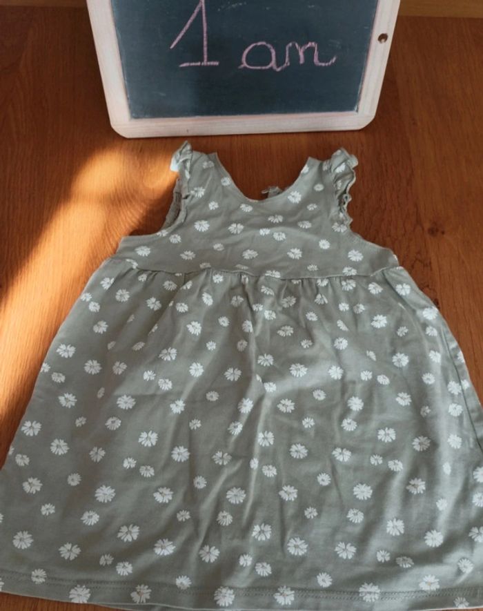 Robe taille 1 an en très bon état - photo numéro 2