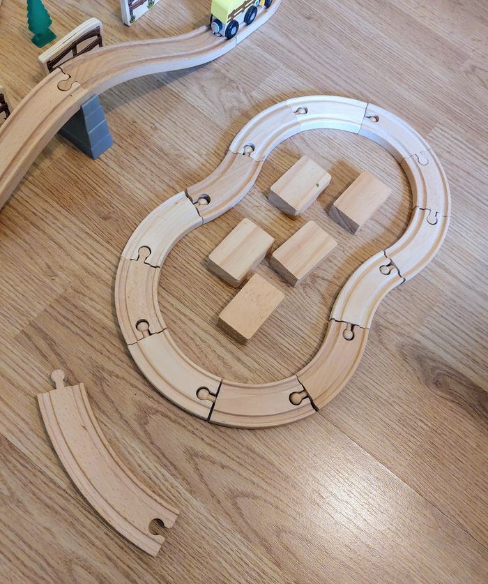 Lot complet de circuits, chemin de fer en bois, trains, voitures etc - photo numéro 8