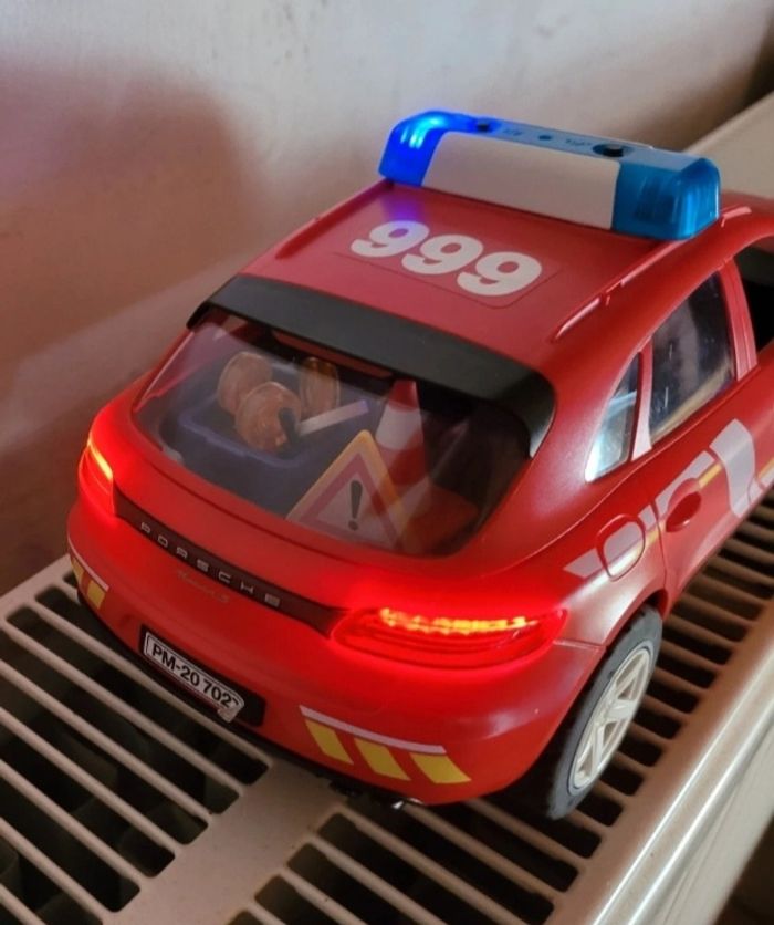 Superbe Porsche Mancan S Playmobil Pompiers 70277 complète, avec sirène, gyrophare et eclairages - photo numéro 10