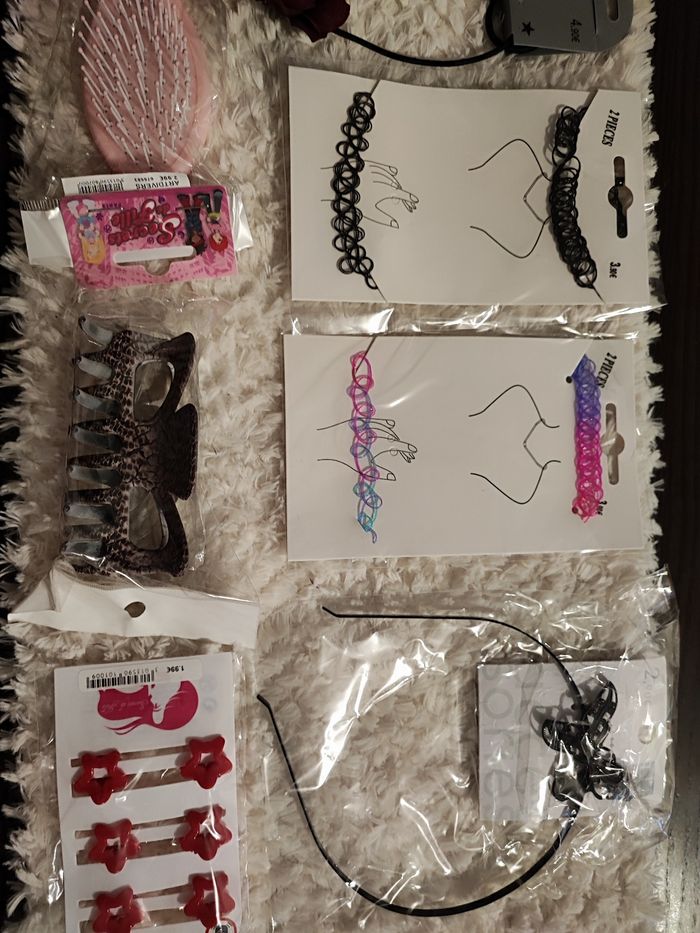 Lot de bijoux et articles cheveux fille - photo numéro 3