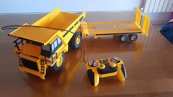 Camion télécommandé avec remorque