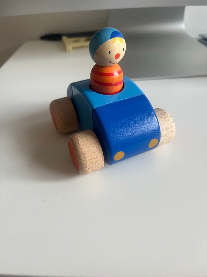 Petit véhicule en bois