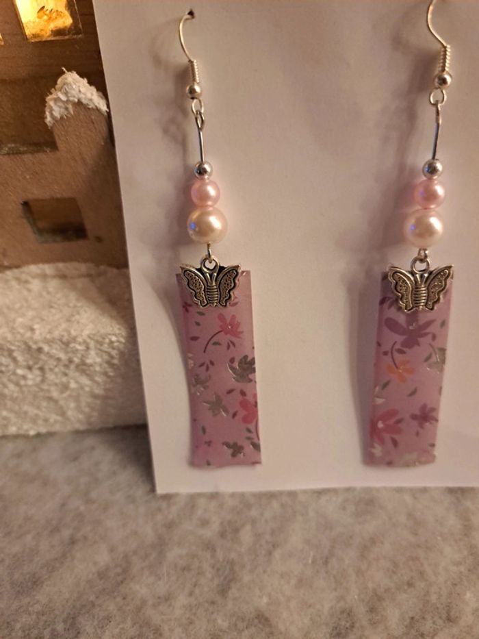 Boucles d'oreilles pendante en résine rose et argenté - photo numéro 6