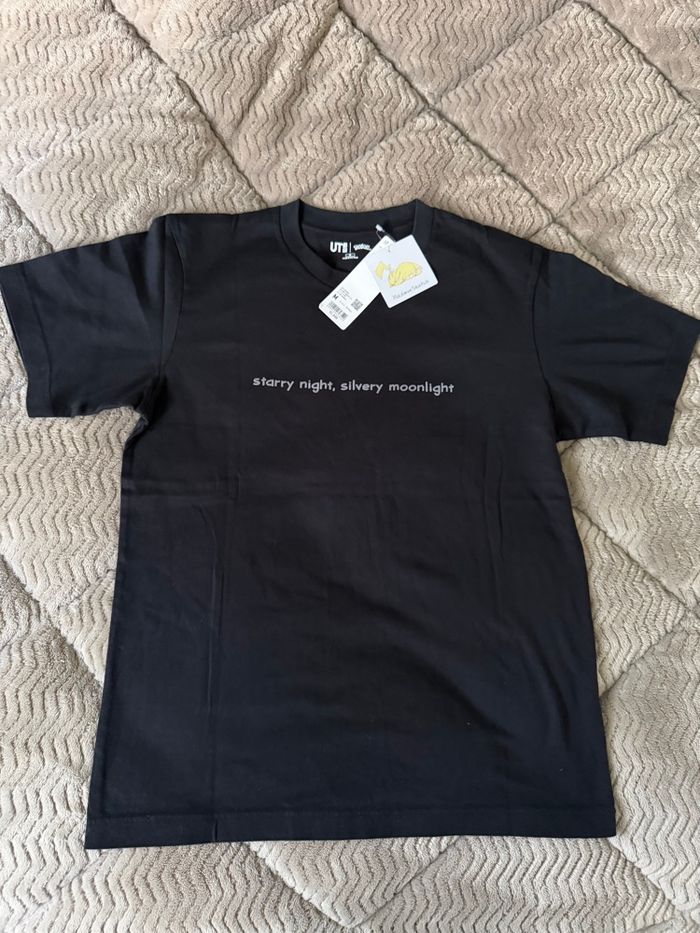 T-Shirt Noctali Pokémon x Uniqlo – L’Édition Sombre & Stylée Qui Fait Sensation - photo numéro 2