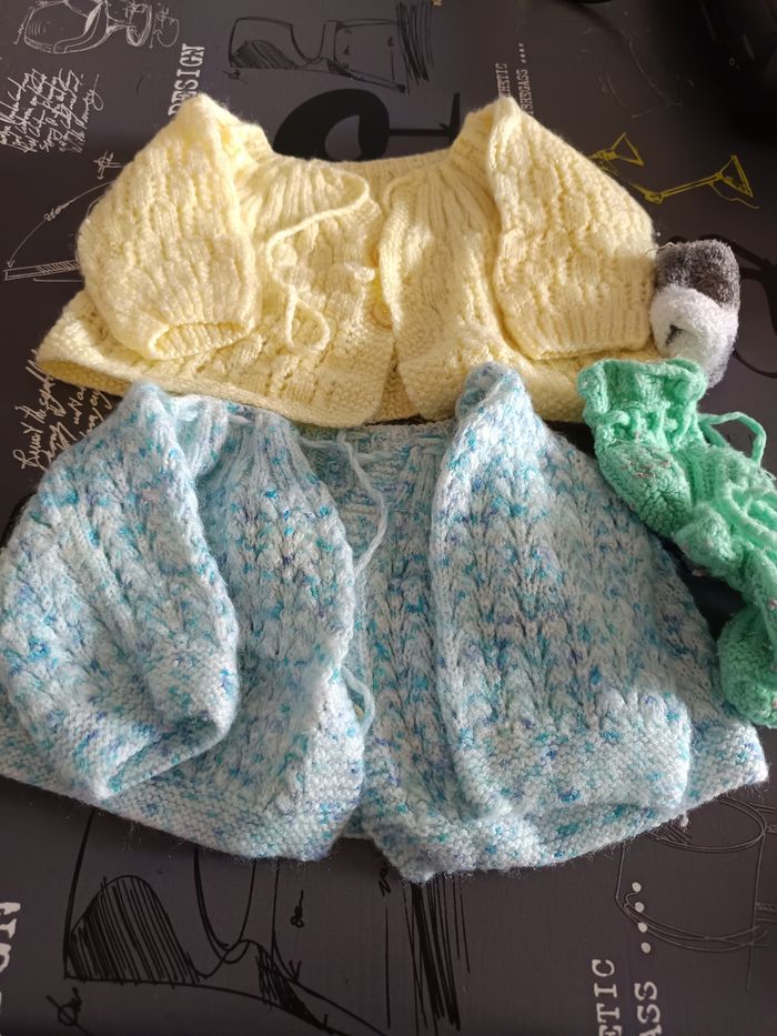 Gilet de naissance plus chaussettes de naissance