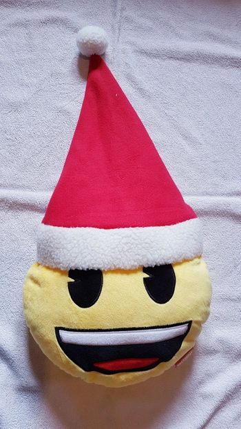 Peluche coussin 30 cm smiley emoji 66 cm avec bonnet