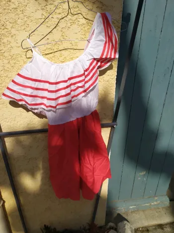 Robe blanche et rouge