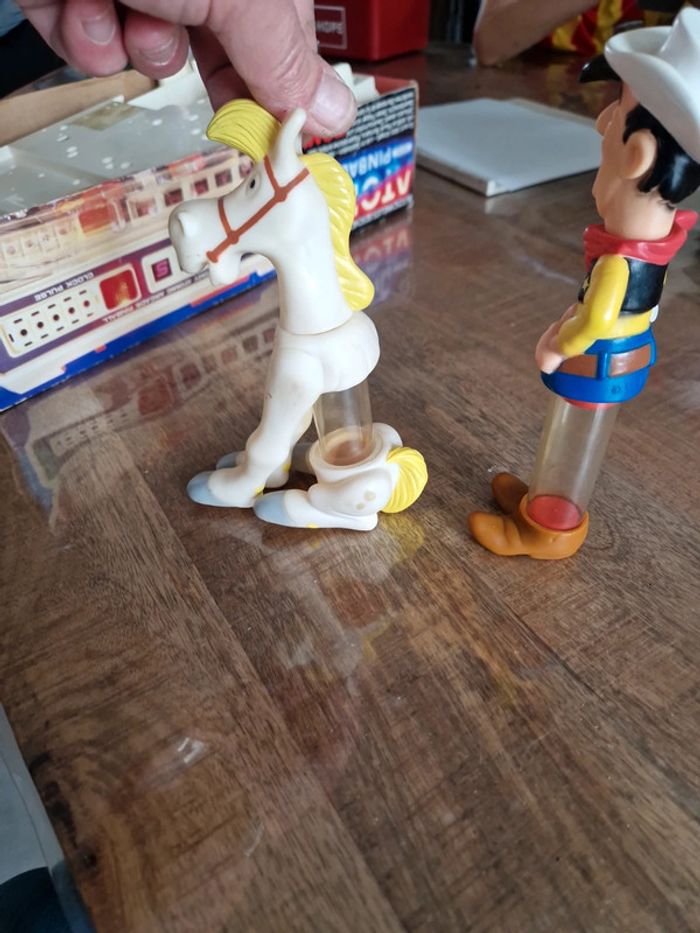 Boite avec bonbons Lucky luke vintage - photo numéro 5