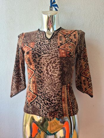 Top imprimé léopard et motifs orientaux, manches 3/4 évasées, encolure en V avec finition dentelle