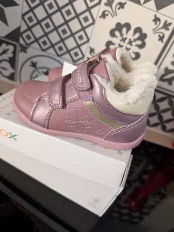 Chaussures fille. Taille 25. Chaudes, conseillé par les podologues. Neuf. Geox