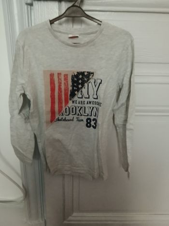 Tee-shirt tape a l'oeil gris clair et multicolore