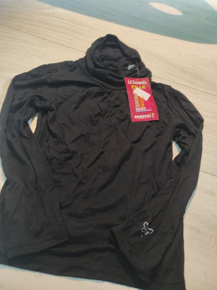 Col roulé neuf taille 6 ans