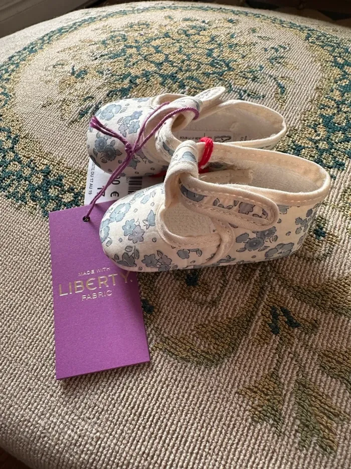 Cyrillus chaussons chaussures bébé Liberty Fabric fleurs bleu blanc 17 Made in France traditionnels - photo numéro 4
