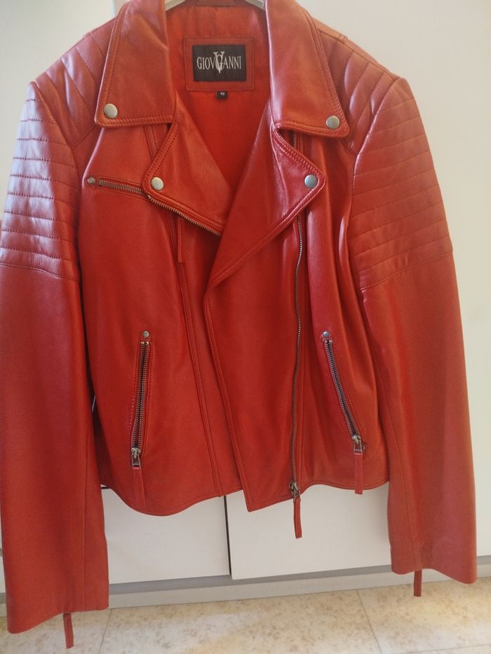 Veste en cuir rouge