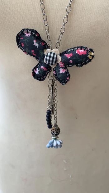 Collier long avec pendentif sautoirs papillon divers plumes