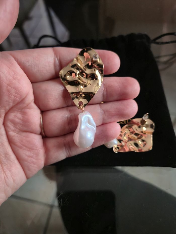 Boucles d'oreilles dorées et perles blanche synthétiques cxl by Christian Lacroix - photo numéro 3