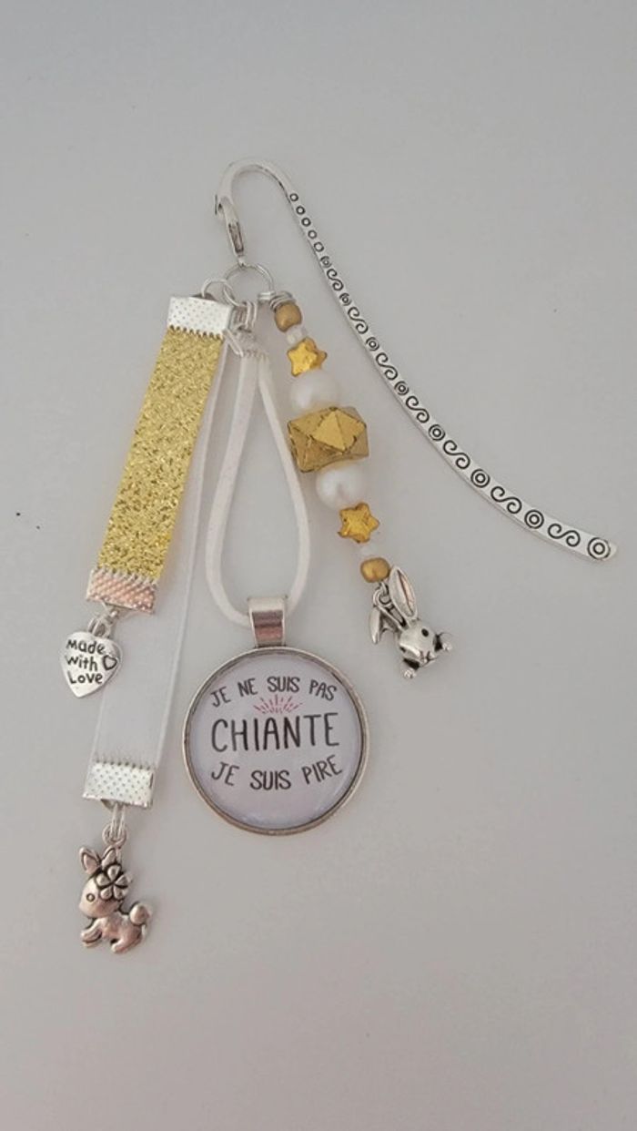 Cadeau humour chiante, bijoux de sac ou marque page " je ne suis pas chiante, je suis pire"