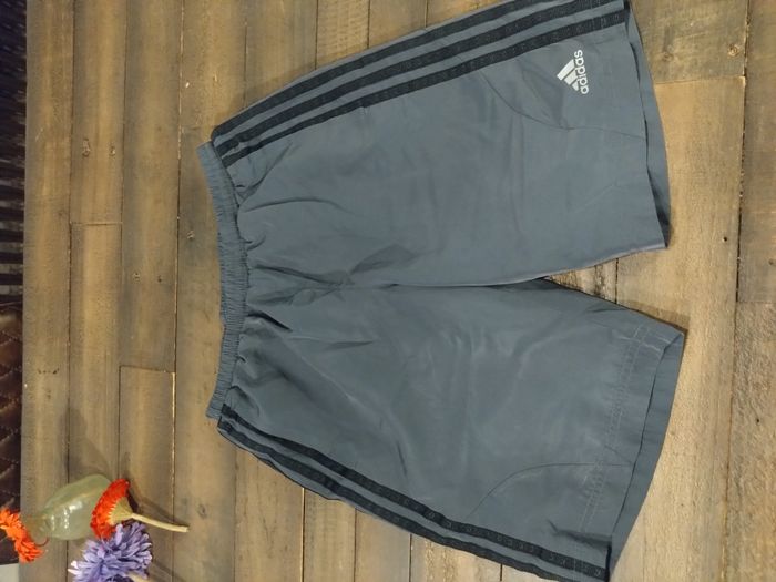 Bermuda de sport Adidas gris garçon 12 ans – Très bon état