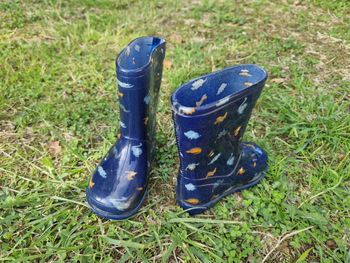 Ensemble pour la rentrée : basket adidas et bottes de pluie