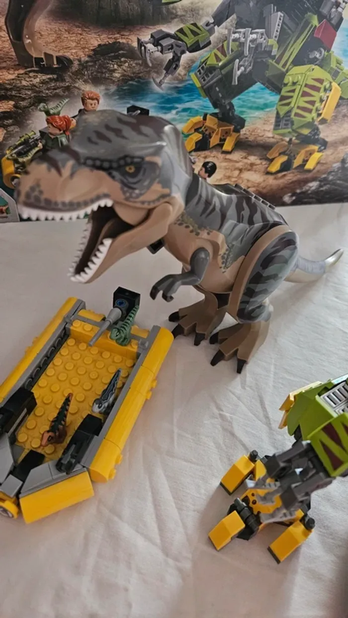 LEGO Jurassic World 75938- Bataille du  T-Rex vs Dino Mech - photo numéro 2