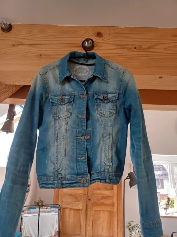 Veste en jean courte. Jennyfer