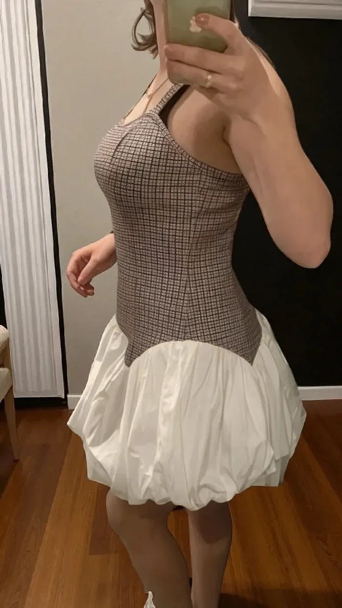 Robe pinafore pied-de-poule & jupe ballon blanche chic rétro / tendance 2025 - photo numéro 2