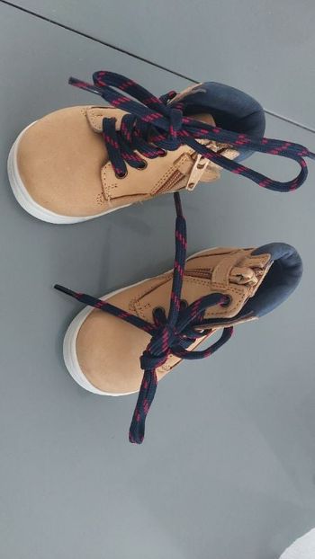 Chaussures montantes taille 19