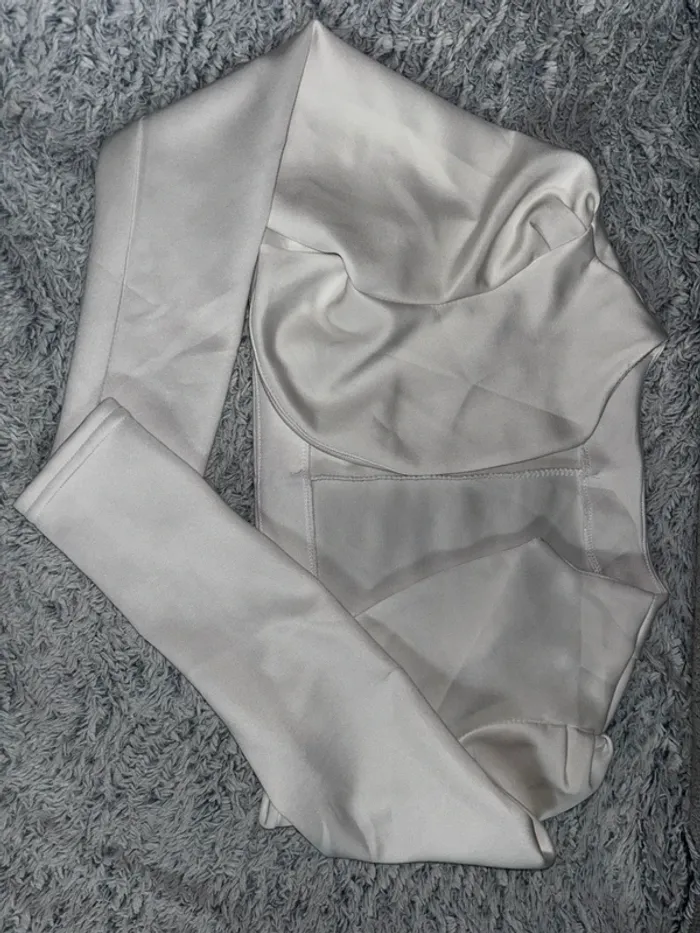 Robe courte blanche et noir, robe moulante taille unique (taille 36, 38, 40, 42) - photo numéro 11