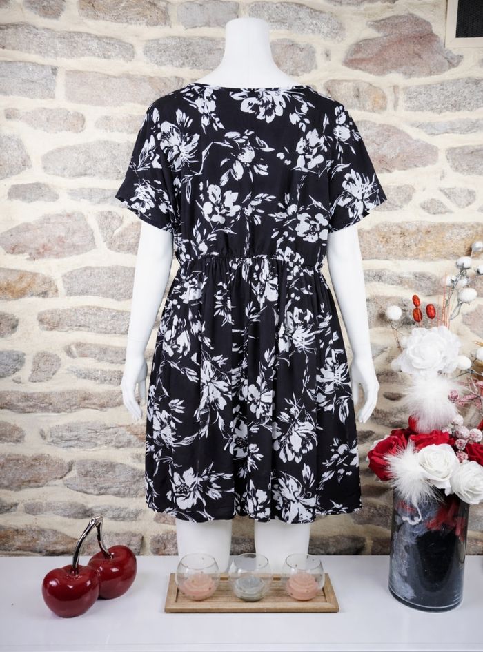 Robe poésie florale noire et blanche Femme taille 54 marque Boohoo 🌺 - photo numéro 2