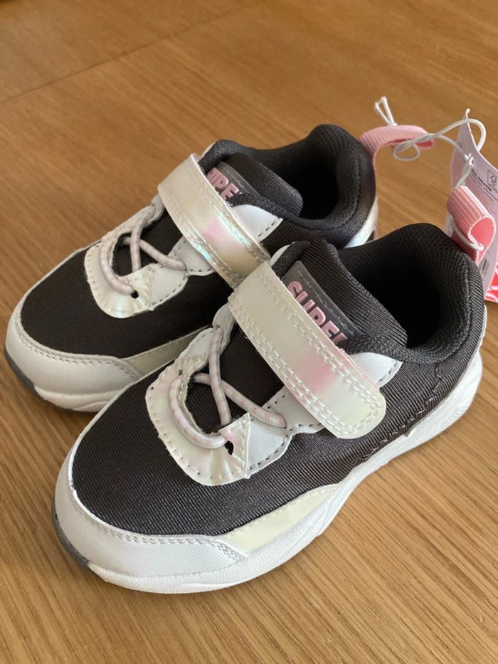 Chaussures neuves Taille 22 - photo numéro 3