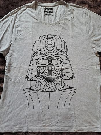 T-shirt gris avec imprimé Dark Vador, un must pour les fans de Star Wars 💫