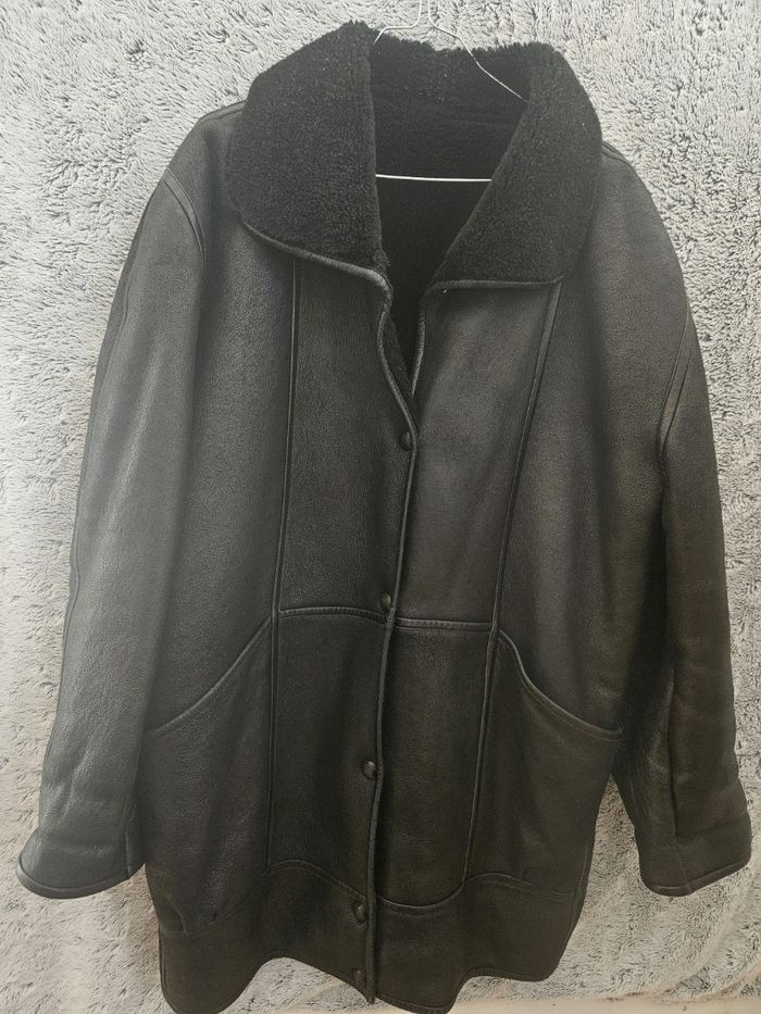 Manteau noir en cuir avec fausse fourrure de chez Aron's Cuir - photo numéro 5