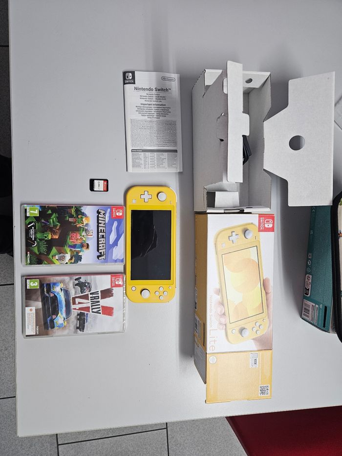Nintendo switch lite jaune acheté en février