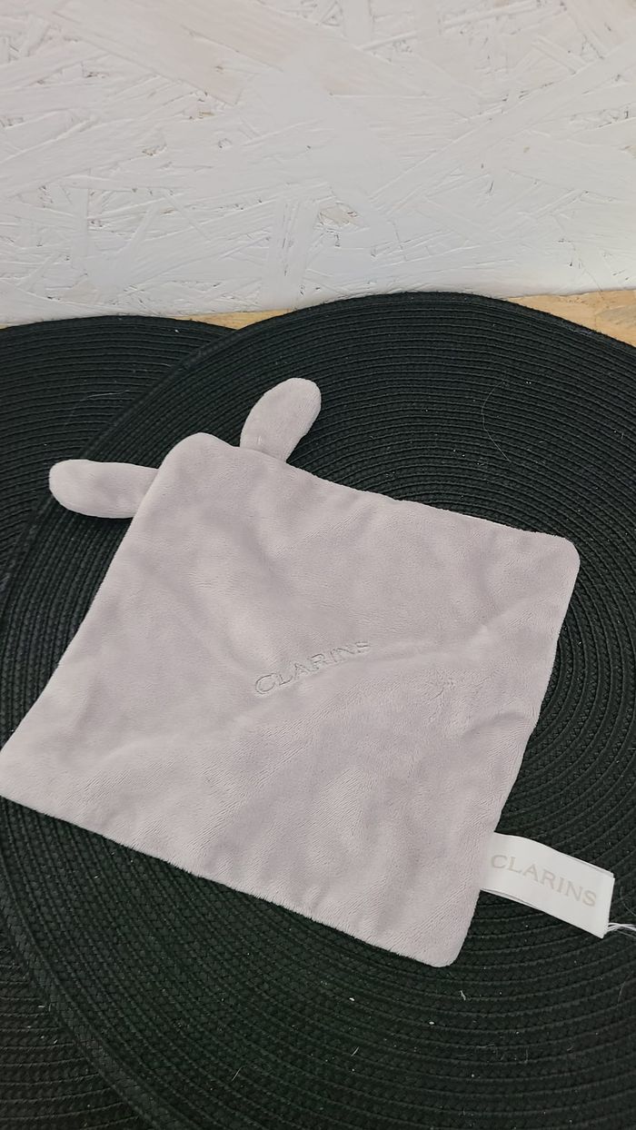 doudou plat lapin clarins gris mouchoir decors nuages - Clarins - photo numéro 2