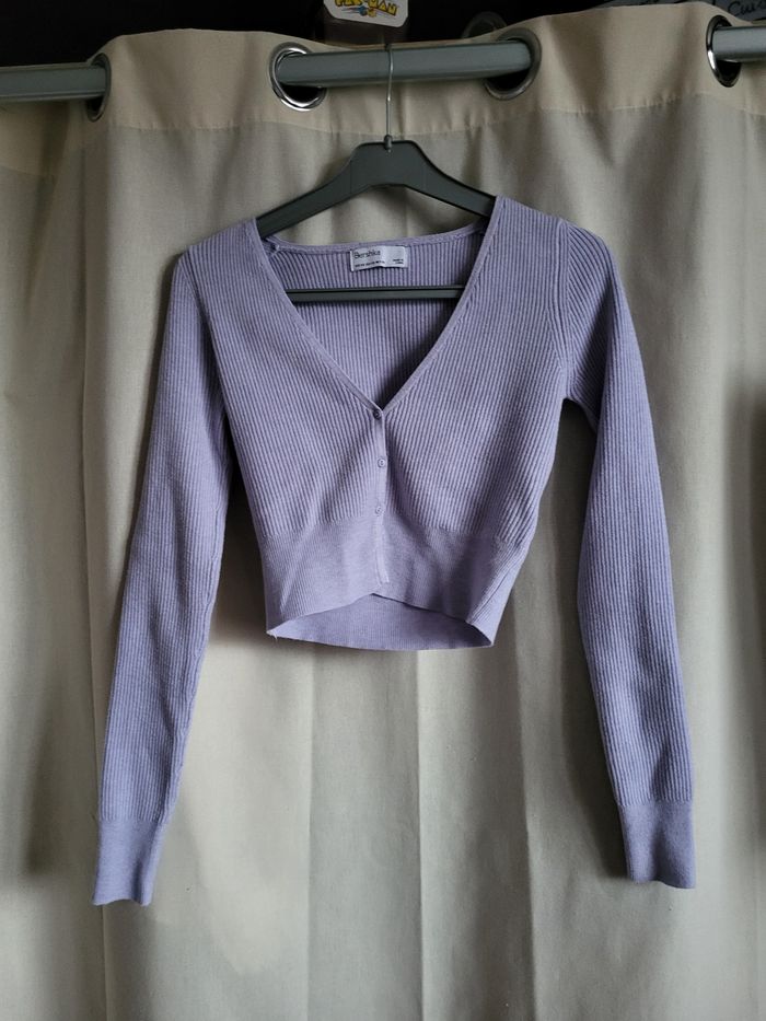 Petit pull manches longues lilas court avec boutons col en v bershka