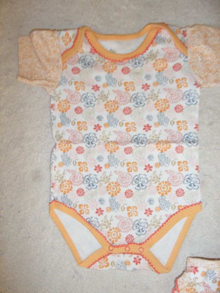 Lot body été + fichu Fille, taille 12 mois - photo numéro 3