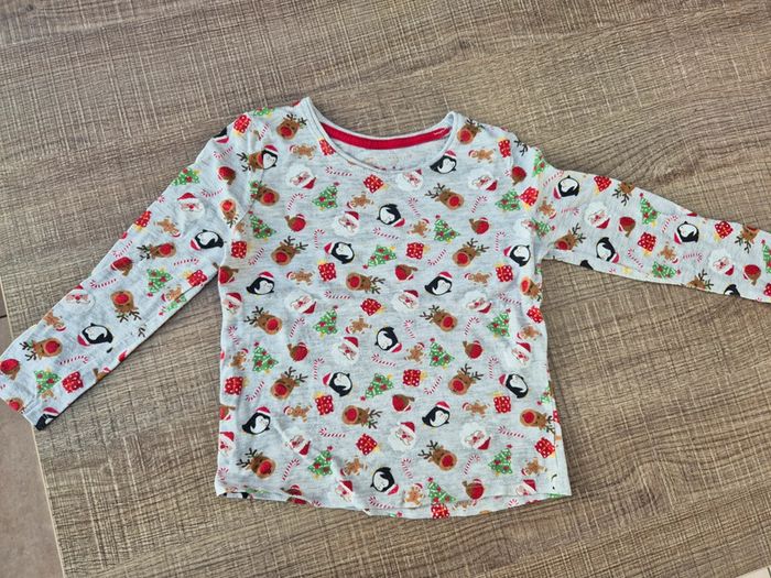 T-shirt de Noël 3/4 ans en très bon état - photo numéro 3