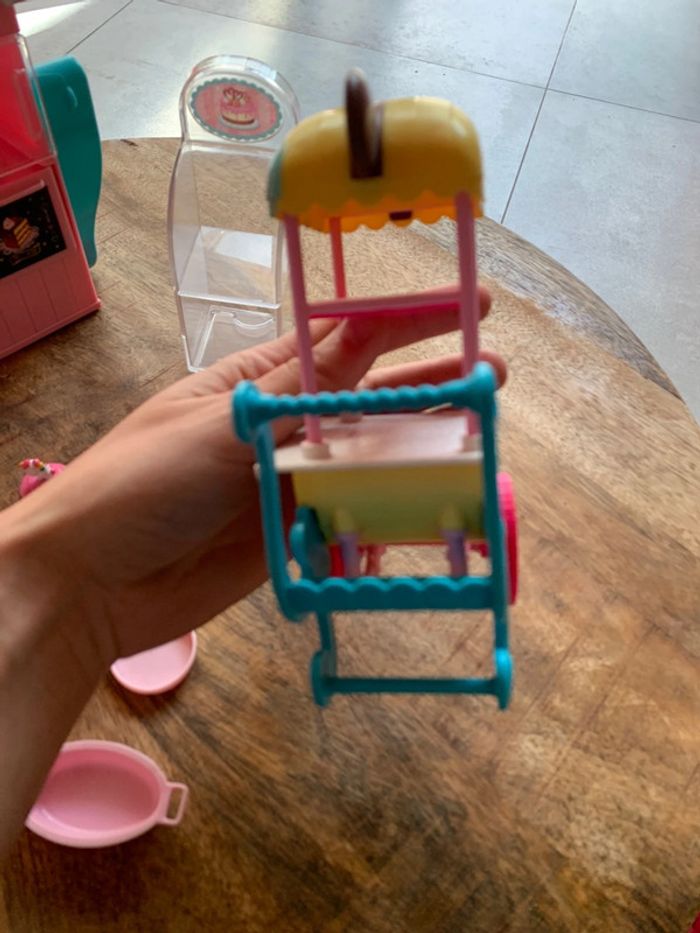 Lot jouet barbie magasin pâtisserie et chariot avec accessoires vitrine gâteau licorne - photo numéro 3