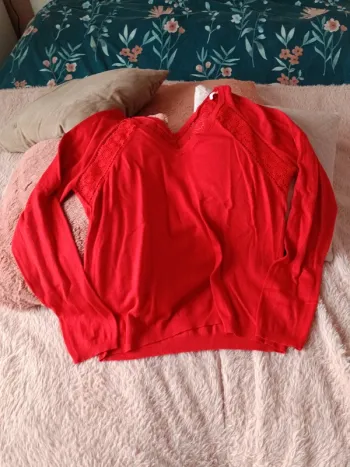 Pull rouge col dentelle