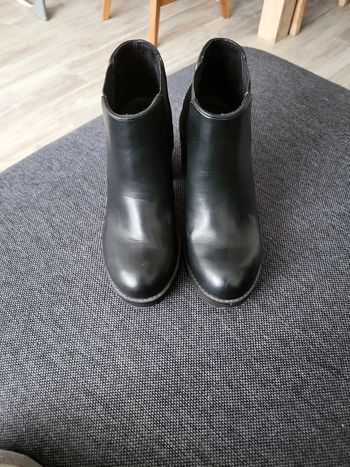 Bottines noires.