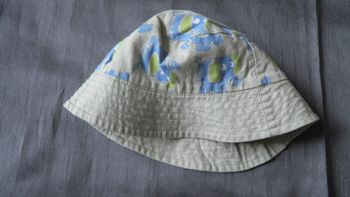 Bob mixte réversible beige et bleu motifs éléphants 6-12 mois Next