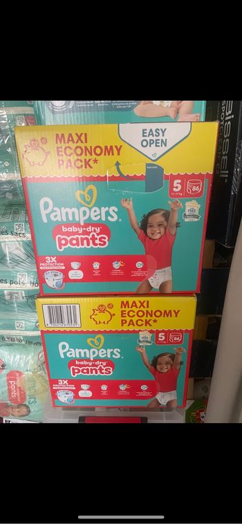 Deux cartons de couches culottes taille 5