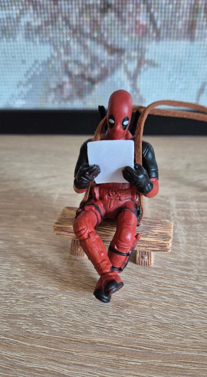 Figurine DeadPool suspendu assis sur un banc - photo numéro 3