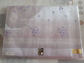 parure de drap vintage avec des motifs de petites fleurs bleues