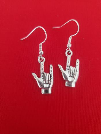 Boucles d'oreilles pendante argenté  main symbole signe