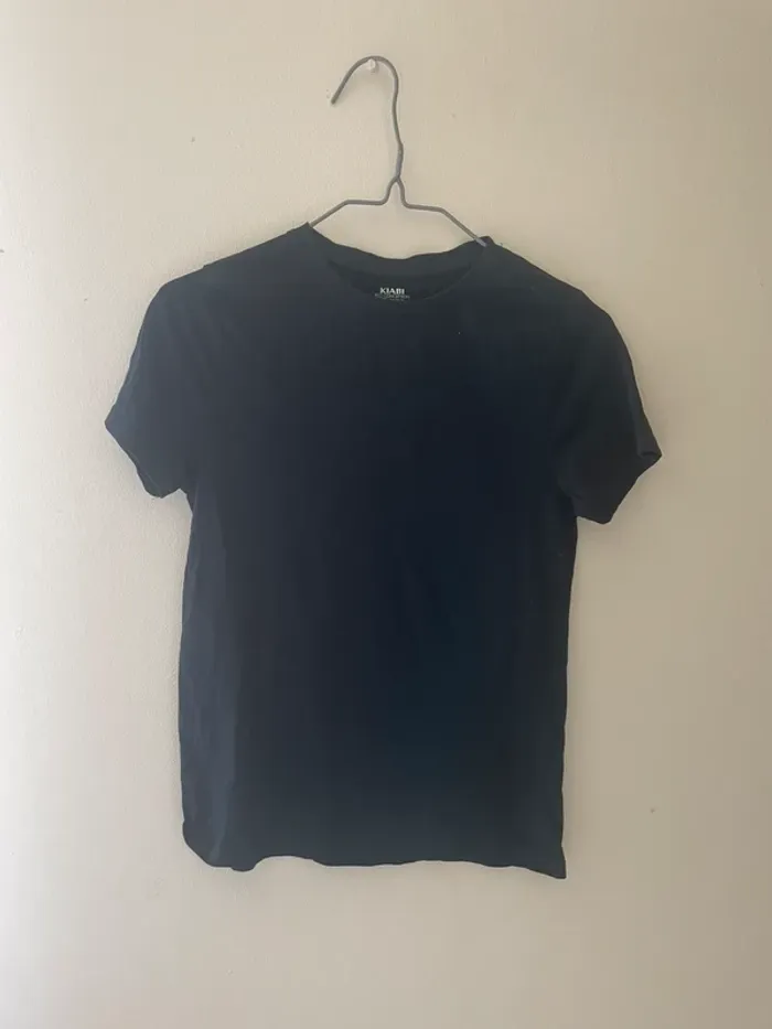 T-shirt noir de la marque Kiabi