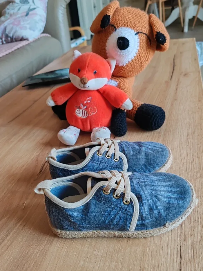 Chaussures espadrilles tbe peu portées 27 2 points noirs intérieurs cause étiquette collée kiabi - photo numéro 5