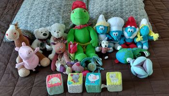 Lot de doudous, peluches, cubes et ballon de préhension
